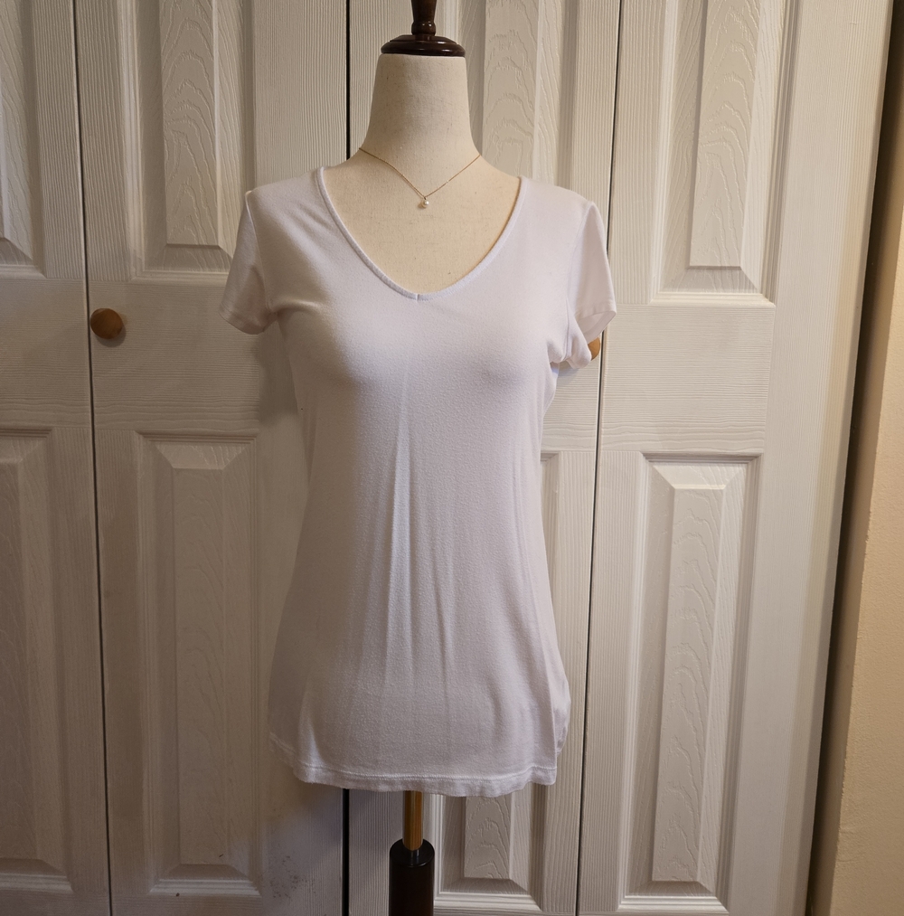 Tahari White V-Neck Short Sleeve Tee